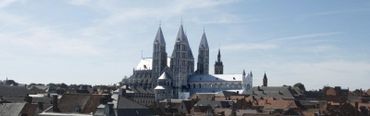 La cathédrale Notre-Dame de Tournai (XIIe s.), classée UNESCO depuis l’an 2000, impressionne par sa volumétrie, le mariage original des styles roman et gothique et ses cinq tours qui s’élancent à plus de 80 mètres de haut. La cathédrale Notre-Dame de Tournai (XIIe s.), classée UNESCO depuis l’an 2000, impressionne par sa volumétrie, le mariage original des styles roman et gothique et ses cinq tours qui s’élancent à plus de 80 mètres de haut.