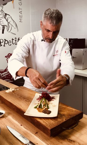 Amir Ilan en train de cuisiner un steak cultivé Amir Ilan en train de cuisiner un steak cultivé