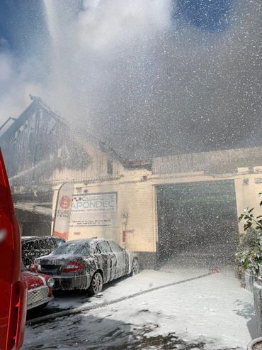 Incendie dans une carrosserie à Schaerbeek, le marché place Dailly évacué Incendie dans une carrosserie à Schaerbeek, le marché place Dailly évacué