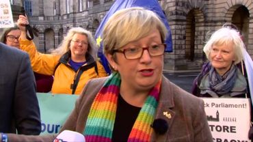 Joanna Cherry et 70 autres parlementaires sont à l'origine de l'action en justice. Joanna Cherry et 70 autres parlementaires sont à l'origine de l'action en justice.