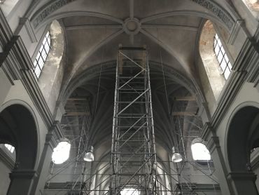 Des tours d'étançonnement ont été installées à l'intérieur de l'église pour soutenir la charpente qui menaçait de s'effondrer Des tours d'étançonnement ont été installées à l'intérieur de l'église pour soutenir la charpente qui menaçait de s'effondrer