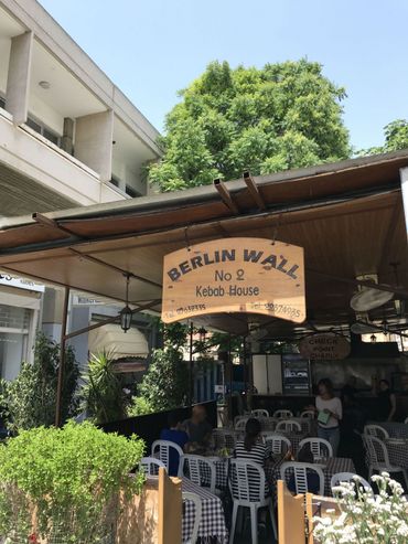 Au coeur de Nicosie, un bar adossé à la "ligne verte" a trouvé un nom original. Au coeur de Nicosie, un bar adossé à la "ligne verte" a trouvé un nom original.