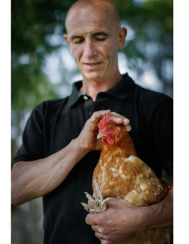 Baudouin Fastré, agriculteur et propriétaire de la Ferme, s’est vu remettre, un Coq de Cristal pour la qualité de sa volaille. Baudouin Fastré, agriculteur et propriétaire de la Ferme, s’est vu remettre, un Coq de Cristal pour la qualité de sa volaille.