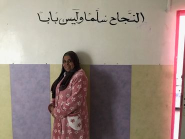 Nadia, membre de l'association El Miter Bouchentouf, donne des cours de soutien dans son modeste appartement. Sur le mur, il est écrit : 'La réussite est un escalier, pas une porte' Nadia, membre de l'association El Miter Bouchentouf, donne des cours de soutien dans son modeste appartement. Sur le mur, il est écrit : 'La réussite est un escalier, pas une porte'