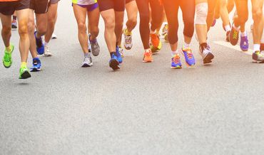 Le marathon, une course mythique qui allie sport intense et dépassement de soi, mais peut aussi se combiner au voyage et à la convivialité Le marathon, une course mythique qui allie sport intense et dépassement de soi, mais peut aussi se combiner au voyage et à la convivialité