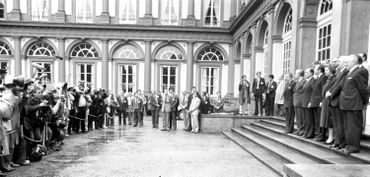 Photo de famille dans la cour d'honneur lors d'un Sommet européen en 1982. Photo de famille dans la cour d'honneur lors d'un Sommet européen en 1982.
