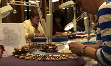 La dentelle de Binche s’est caractérisée par l’extrême finesse du fil (jamais coupé) utilisé par les dentellières. Le « fond de neige » donne ainsi aux ouvrages un aspect féerique. -© Ooh ! Collective La dentelle de Binche s’est caractérisée par l’extrême finesse du fil (jamais coupé) utilisé par les dentellières. Le « fond de neige » donne ainsi aux ouvrages un aspect féerique. -© Ooh ! Collective