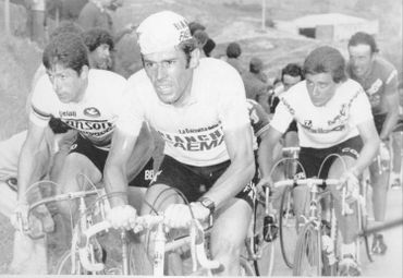 Johan De Muynck (au centre) en plein effort sur les routes du Giro. Johan De Muynck (au centre) en plein effort sur les routes du Giro.