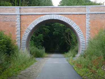 Un pont au-dessus de l'ancienne ligne de chemin de fer 108 à Vellereille-les-Brayeux (Hainaut). Un pont au-dessus de l'ancienne ligne de chemin de fer 108 à Vellereille-les-Brayeux (Hainaut).