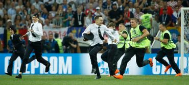 Les quatre personnes qui ont traversé la pelouse en finale sont des membres de Pussy Riot Les quatre personnes qui ont traversé la pelouse en finale sont des membres de Pussy Riot