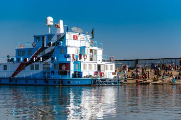 L'un des trois bateaux de Friendhsip, un hôpital flottant offre des soins gratuits aux habitants des chars. L'un des trois bateaux de Friendhsip, un hôpital flottant offre des soins gratuits aux habitants des chars.