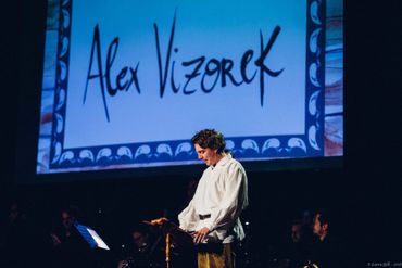 Le spectacle " Pierre & le Loup ". Un conte musical indémodable, éclairé par la voix et l'humour d'Alex Vizorek Le spectacle " Pierre & le Loup ". Un conte musical indémodable, éclairé par la voix et l'humour d'Alex Vizorek