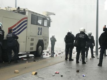Marche contre le pacte de Marrakech: autopompes et lacrymogènes devant la Commission européenne Marche contre le pacte de Marrakech: autopompes et lacrymogènes devant la Commission européenne