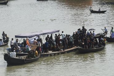 Secouristes ramenant les rescapés du naufrage d'un ferry à Dacca, ce 29 juin Secouristes ramenant les rescapés du naufrage d'un ferry à Dacca, ce 29 juin