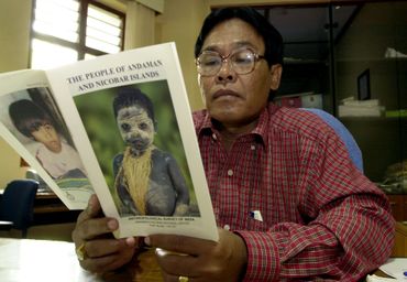 Dans son bureau de Port Blair, le 6 janvier 2005, un spécialiste indien consulte une brochure décrivant la vie dans les îles Andaman et Nicobar Dans son bureau de Port Blair, le 6 janvier 2005, un spécialiste indien consulte une brochure décrivant la vie dans les îles Andaman et Nicobar