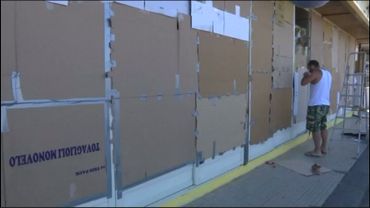 Les commerçants de Giardini-Naxos se préparent à la manifestation anti-G7. Les commerçants de Giardini-Naxos se préparent à la manifestation anti-G7.