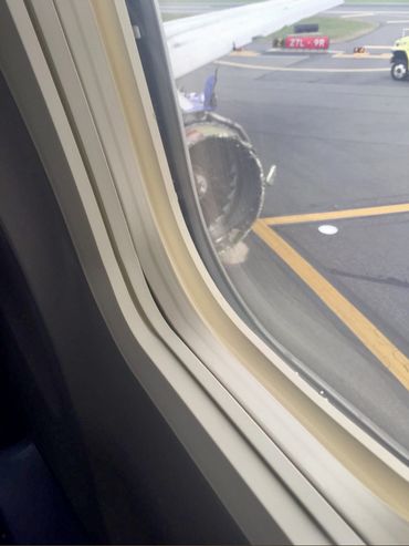 Le fuselage et un hublot de l'appareil ont été endommagés. Le fuselage et un hublot de l'appareil ont été endommagés.