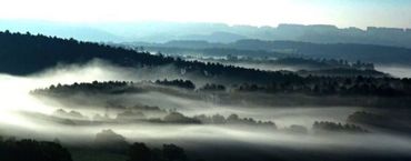Le Belvédère offre un des plus beaux panoramas de la région, paysage typiquement famennien avec au loin l’horizon de l’Ardenne. Le Belvédère offre un des plus beaux panoramas de la région, paysage typiquement famennien avec au loin l’horizon de l’Ardenne.