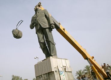 Décapitation de la statue d'Ahmad Hassan al-Bakr à Bagdad en 2003 Décapitation de la statue d'Ahmad Hassan al-Bakr à Bagdad en 2003