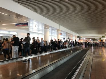 Longue file devant le comptoir Brussels Airlines dans la partie salles d’embarquement de l’aéroport. Longue file devant le comptoir Brussels Airlines dans la partie salles d’embarquement de l’aéroport.