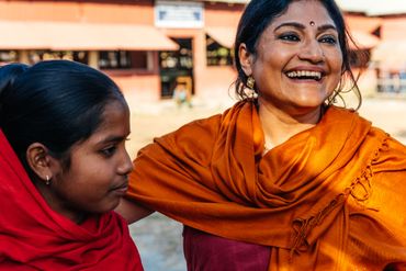 Runa Khan aux côté d'une jeune fille qui a échappé à un mariage forcé grâce au travail d'éducation mené par Friendship. Runa Khan aux côté d'une jeune fille qui a échappé à un mariage forcé grâce au travail d'éducation mené par Friendship.