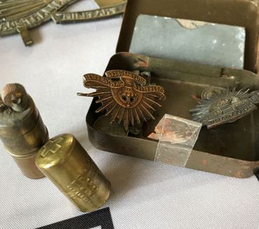Une médaille et... deux obus, sur lesquels il a fait graver son nom et celui de son épouse. Un cadeau de mariage pour le moins... "inhabituel". Une médaille et... deux obus, sur lesquels il a fait graver son nom et celui de son épouse. Un cadeau de mariage pour le moins... "inhabituel".