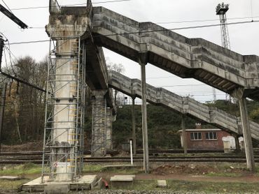 En 2018, la vieille passerelle sera remplacée par une autre passerelle équipée d'ascenseurs. En 2018, la vieille passerelle sera remplacée par une autre passerelle équipée d'ascenseurs.
