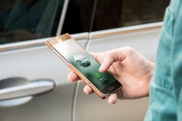 Un utilisateur de Drivy qui cherche une voiture via l'application Un utilisateur de Drivy qui cherche une voiture via l'application