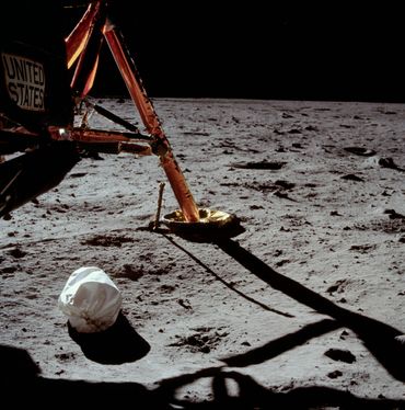 Oui, la première photo prise par un être humain sur la Lune est celle d'un sac-poubelle. Oui, la première photo prise par un être humain sur la Lune est celle d'un sac-poubelle.