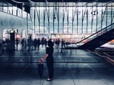 La moitié de la population mondiale se trouve à moins de 5 heures de vol d’Hong Kong. La moitié de la population mondiale se trouve à moins de 5 heures de vol d’Hong Kong.