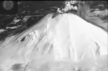 Le sommet du Mont Saint-Helens quelques jours après le premier séisme. Le sommet du Mont Saint-Helens quelques jours après le premier séisme.