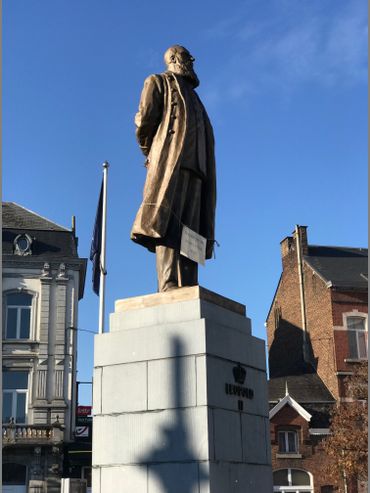 Léopold II trône place Wiertz à Namur Léopold II trône place Wiertz à Namur
