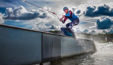 The Spin Cablepark est un téléski nautique monté sur un lac, qui vous permettra de vous adonner aux joies du ski nautique et du wakeboard. Il suffit de se jeter à l'eau The Spin Cablepark est un téléski nautique monté sur un lac, qui vous permettra de vous adonner aux joies du ski nautique et du wakeboard. Il suffit de se jeter à l'eau