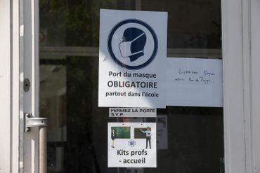 Des consignes de sécurité affichées dans l'Athénée Royal Jean Absil, le 17 mai 2020. Des consignes de sécurité affichées dans l'Athénée Royal Jean Absil, le 17 mai 2020.