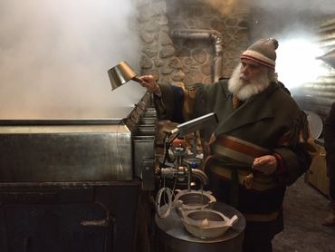L’évaporateur est très utilisé ces jours-ci. Il est chauffé au feu de bois, à l’ancienne. Pierre attend le moment parfait où l’eau d’érable se transforme en sirop. L’évaporateur est très utilisé ces jours-ci. Il est chauffé au feu de bois, à l’ancienne. Pierre attend le moment parfait où l’eau d’érable se transforme en sirop.