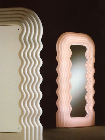 Le miroir aux ondulations, éteint et allumé Le miroir aux ondulations, éteint et allumé