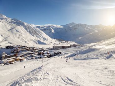 Journée lumineuse sur les pistes de Tignes (image d'illustration) Journée lumineuse sur les pistes de Tignes (image d'illustration)