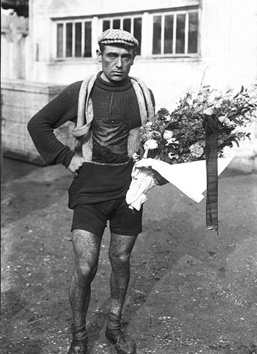 Eugène Christophe à l'arrivée du Tour en 1912 Eugène Christophe à l'arrivée du Tour en 1912