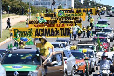 Les partisans du président brésilien Jair Bolsonaro participent à une manifestation pour montrer leur soutien à leur chef, à Brasilia, le 3 mai 2020 lors de la nouvelle pandémie de coronavirus COVID-19. Les partisans du président brésilien Jair Bolsonaro participent à une manifestation pour montrer leur soutien à leur chef, à Brasilia, le 3 mai 2020 lors de la nouvelle pandémie de coronavirus COVID-19.