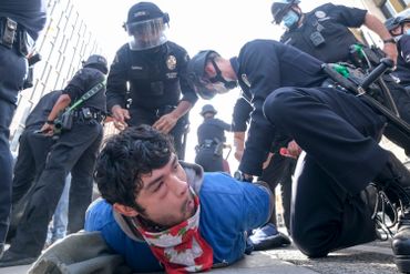 Arrestation d'un manifestant trumpiste, à Washington. Arrestation d'un manifestant trumpiste, à Washington.