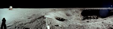Neil Armstrong tenait à photographier ce cratère de 30 mètres de large et 4 mètres de profondeur. Neil Armstrong tenait à photographier ce cratère de 30 mètres de large et 4 mètres de profondeur.