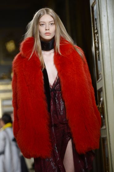 La fourrure rouge par Emilio Pucci - Collection prêt-à-porter automne-hiver 2015-2016 La fourrure rouge par Emilio Pucci - Collection prêt-à-porter automne-hiver 2015-2016