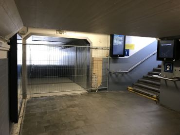 Le tunnel sous voies a été prolongé, il mène à un escalier qui permet de rejoindre directement le parking. Le tunnel sous voies a été prolongé, il mène à un escalier qui permet de rejoindre directement le parking.
