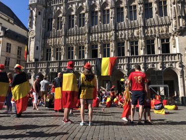 Il y a déjà du monde sur la Grand-Place de Bruxelles pour accueillir les Diables rouges Il y a déjà du monde sur la Grand-Place de Bruxelles pour accueillir les Diables rouges