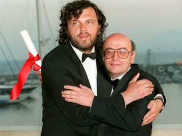 Emir Kusturica (à gauche), vainqueur de la Palme d'or pour son film "Underground" en 1995 aux côtés du réalisateur grec, Theo Angelopoulos Emir Kusturica (à gauche), vainqueur de la Palme d'or pour son film "Underground" en 1995 aux côtés du réalisateur grec, Theo Angelopoulos