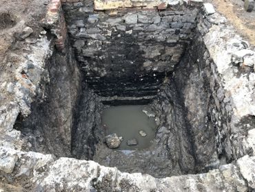 Les latrines et fosses d'aisance étaient parfois de grande dimension. Les latrines et fosses d'aisance étaient parfois de grande dimension.