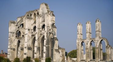 Aujourd’hui ruines romantiques dans son écrin vert au cœur de Saint-Omer, l’enclos Saint-Bertin est l’un des deux berceaux de la ville. Aujourd’hui ruines romantiques dans son écrin vert au cœur de Saint-Omer, l’enclos Saint-Bertin est l’un des deux berceaux de la ville.