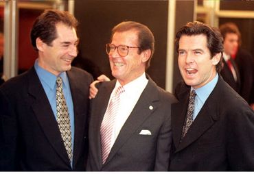 Timothy Dalton, Roger Moore et Pierce Brosnan, trois générations de James Bond réunies en 1996 Timothy Dalton, Roger Moore et Pierce Brosnan, trois générations de James Bond réunies en 1996