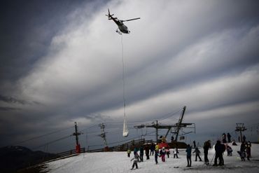 Face au manque d'enneigement, Superbagnères, dans les Pyrénées, a du amener de la neige par hélico, en février 2020 Face au manque d'enneigement, Superbagnères, dans les Pyrénées, a du amener de la neige par hélico, en février 2020