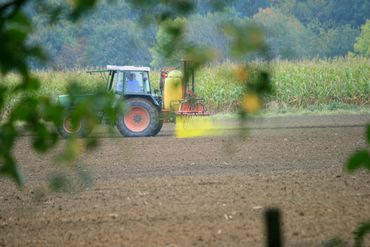 Selon le rapport du projet TENDR, des composantes toxiques se trouveraient dans les pesticides. Selon le rapport du projet TENDR, des composantes toxiques se trouveraient dans les pesticides.